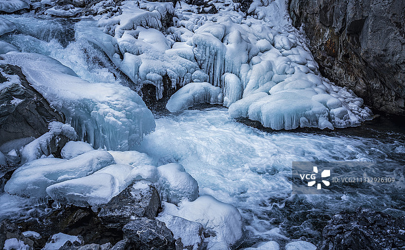 《山涧清流》拍摄于中国四川阿坝藏族羌族小金县巴朗山。图片素材