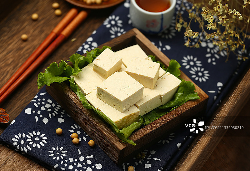 新鲜豆腐放在木盒里图片素材