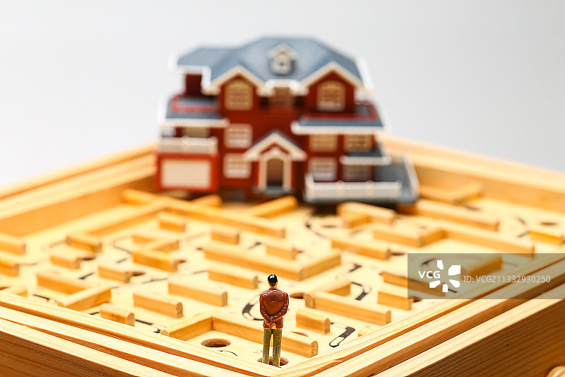 男人站在迷宫和别墅房屋模型前图片素材