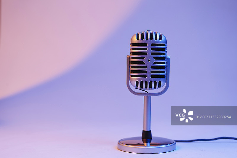 复古麦克风话筒放在彩色背景上图片素材