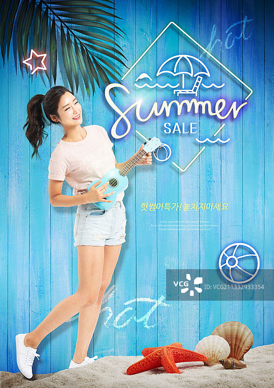 夏季促销概念图：女子在海滩上弹尤克里里图片素材