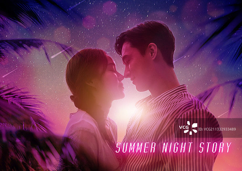 夏季浪漫概念编辑图像：情侣在扇形棕榈树旁亲吻图片素材