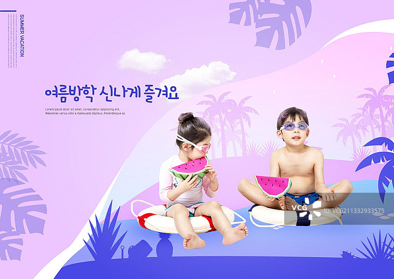 男孩女孩坐在游泳圈上吃西瓜享受暑假的编辑图像图片素材