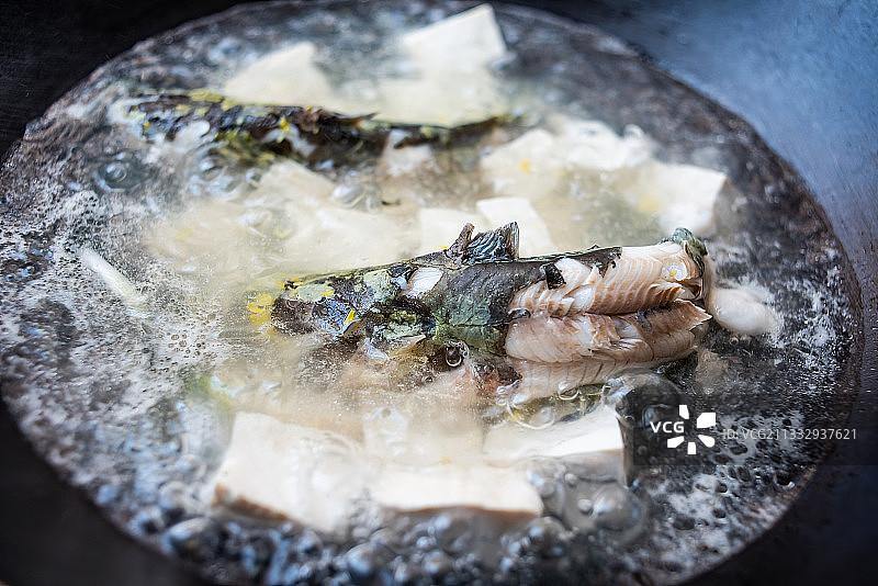 厨房铁锅中翻滚的豆腐煮黄骨鱼汤图片素材