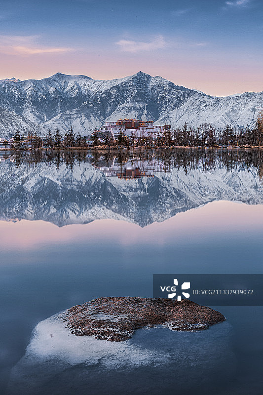 雪后布达拉宫倒影图片素材