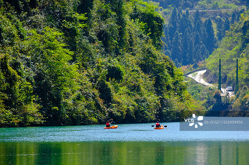 湖北恩施狮子关划皮筏艇的人图片素材