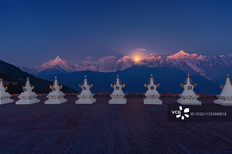 梅里雪山日月同辉图片素材