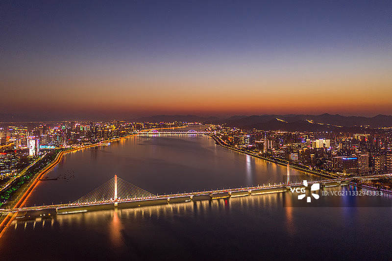杭州西兴大桥和城市天际线夜景全景航拍图片素材