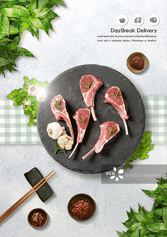 生肉与叶子和大蒜在盘子上的破晓交付概念图像图片素材