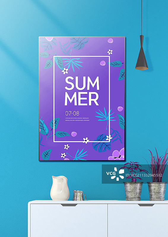 蓝色墙壁上的夏季促销海报编辑图，水壶在灯下图片素材