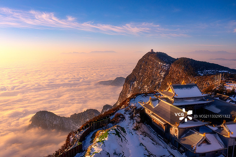 峨眉山金顶遥望万佛顶图片素材