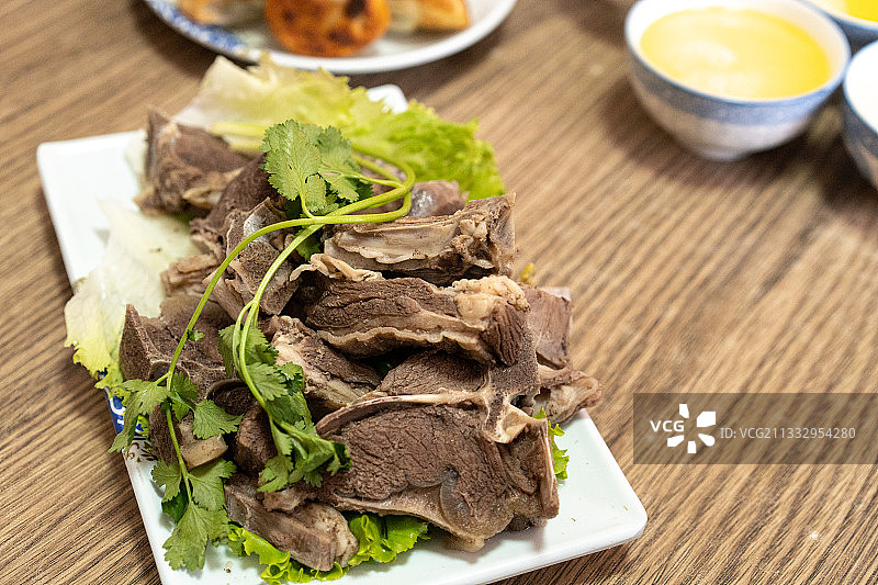 青藏高原青海当地传统美食手抓羊肉图片素材