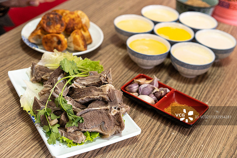 青藏高原青海当地传统美食手抓羊肉图片素材