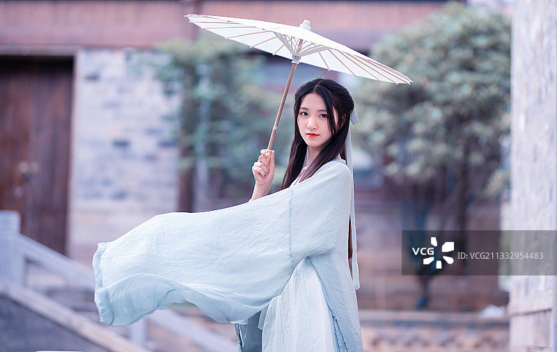 撑着油纸伞的汉服女子图片素材