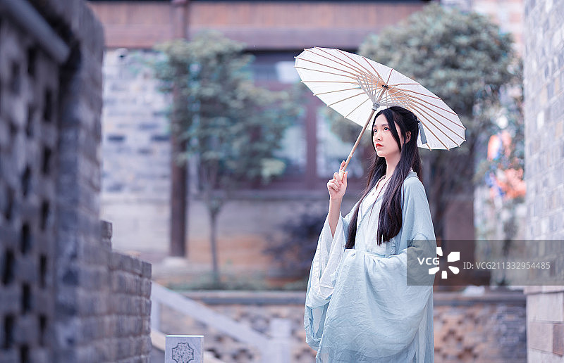 撑着油纸伞的汉服女子图片素材