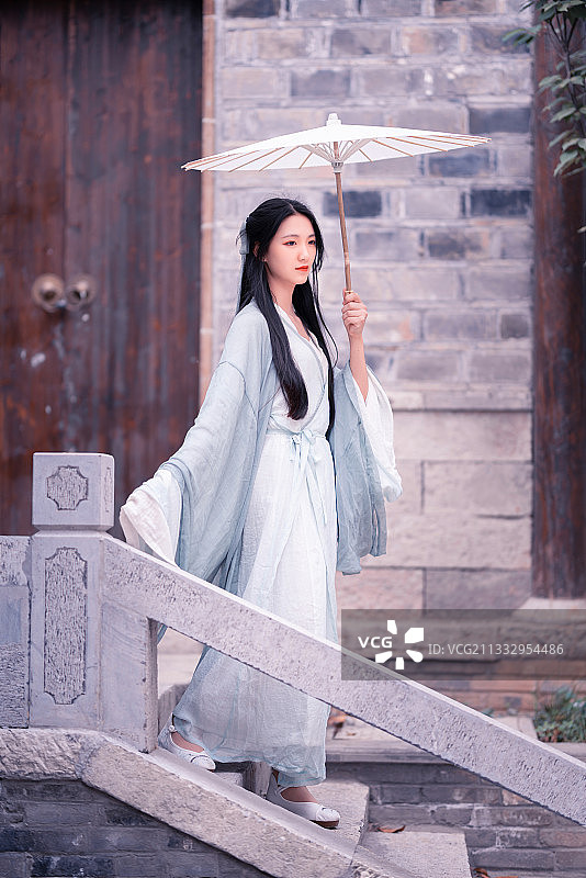 撑着油纸伞的汉服女子图片素材