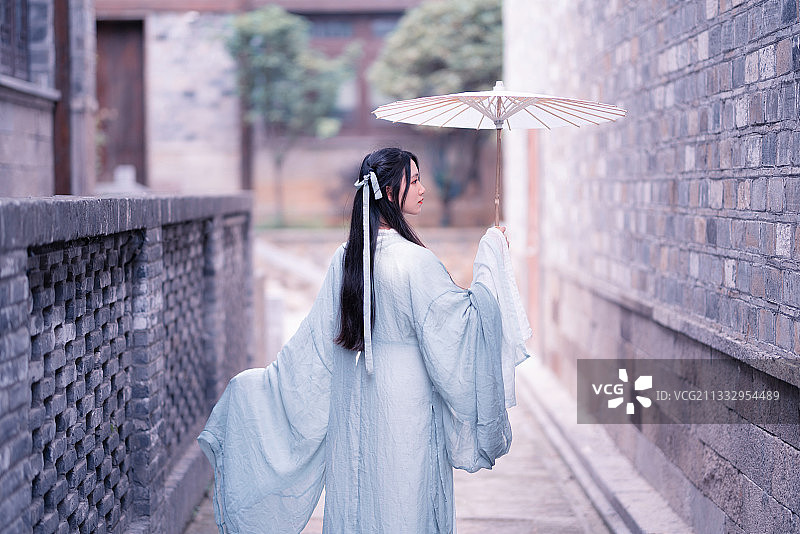 撑着油纸伞的汉服女子图片素材