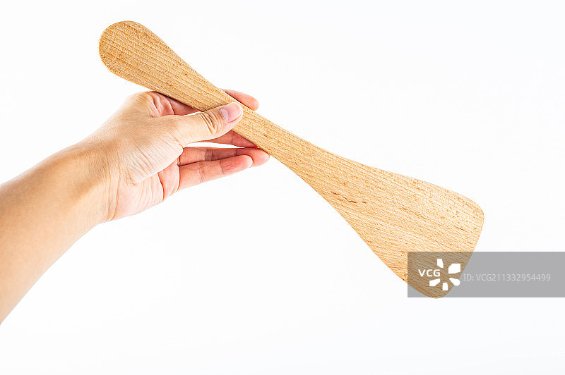 手拿一只自然风环保木质餐具木铲图片素材