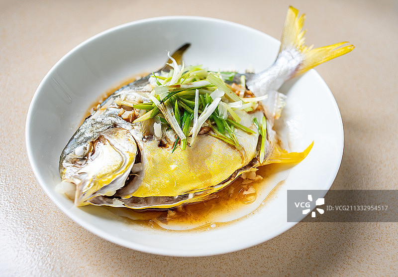 厨房台面上一道烹饪好的中国菜清蒸金昌鱼图片素材