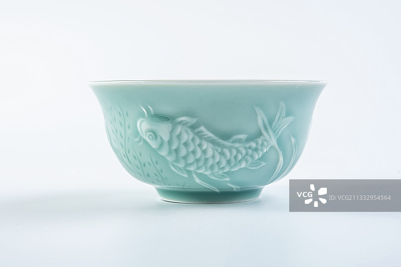吉祥鲤鱼花纹龙泉青瓷饭碗图片素材