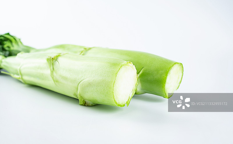 白背景上的新鲜粗芥蓝杆图片素材