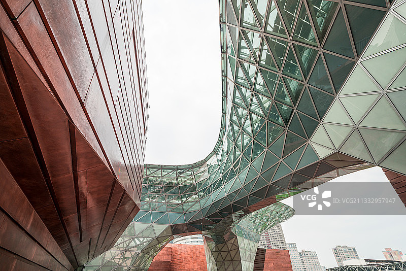 金属铜墙面和玻璃幕墙融合的建筑图片素材