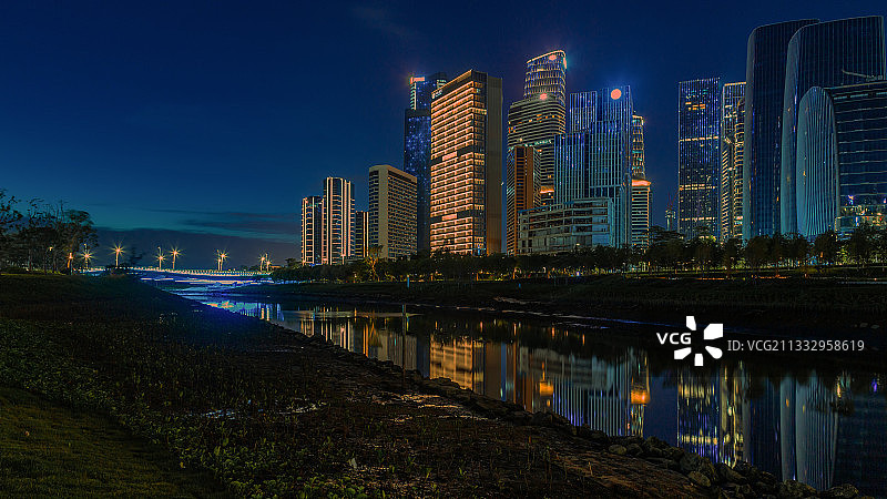 深圳桂湾河畔的写字楼夜景图片素材