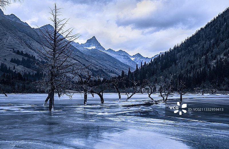 《双桥沟》拍摄于中国四川阿坝藏族羌族自治州四姑娘山景区。图片素材