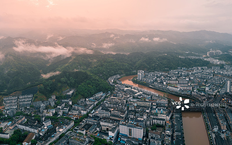 湖南通道县雨后夕阳云雾城市建筑风光图片素材
