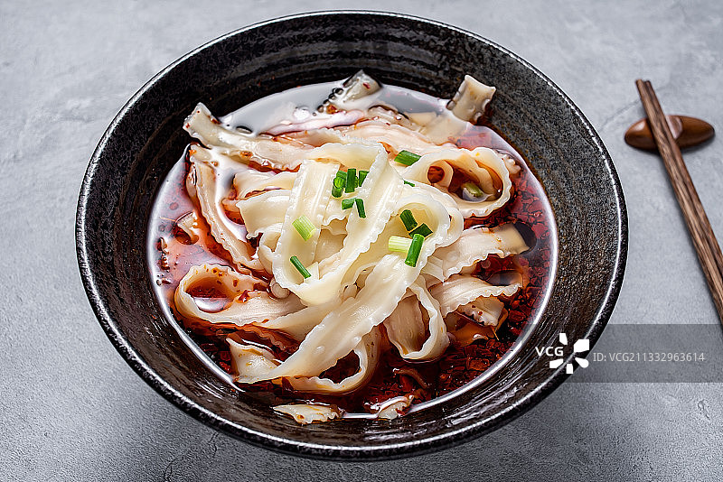 一碗营养美味的红油刀削面图片素材