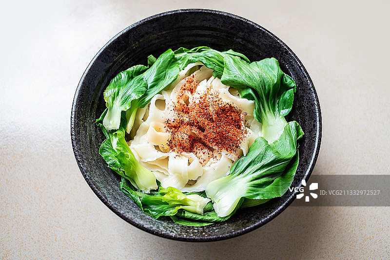 厨房台面上一碗营养美味的油沷面图片素材