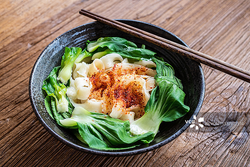 厨房台面上一碗营养美味的油沷面图片素材