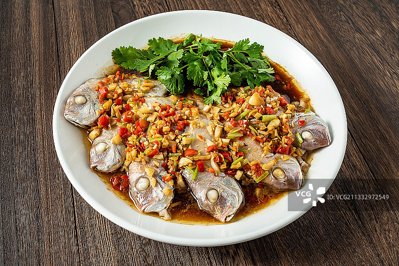 一碟辣椒蒸红鲷鱼图片素材