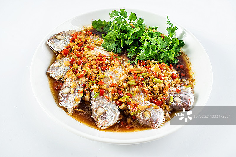 中国家常菜辣椒蒸红鲷鱼在白背景上图片素材
