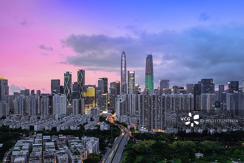深圳福田市中心晚霞日落火烧云冷暖对比中轴线对称平安大厦图片素材