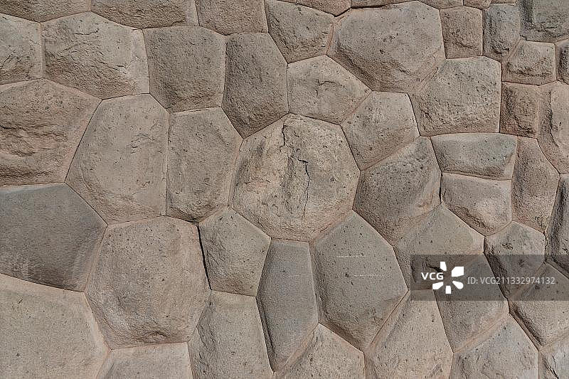 秘鲁安塔省利马坦博附近印加石墙上的花朵状石雕图片素材