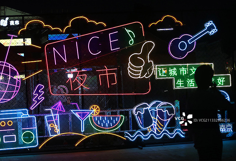 夜幕下的南京夜市 夜经济十分活跃图片素材