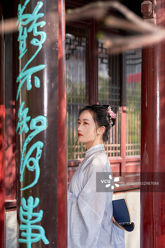 如皋水绘园阅读的汉服少女图片素材