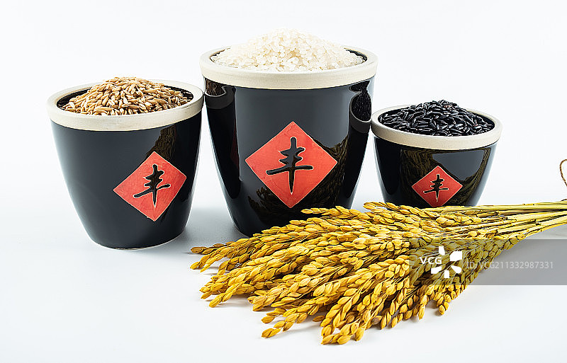 白背景上稻穗和三缸谷物粮食图片素材