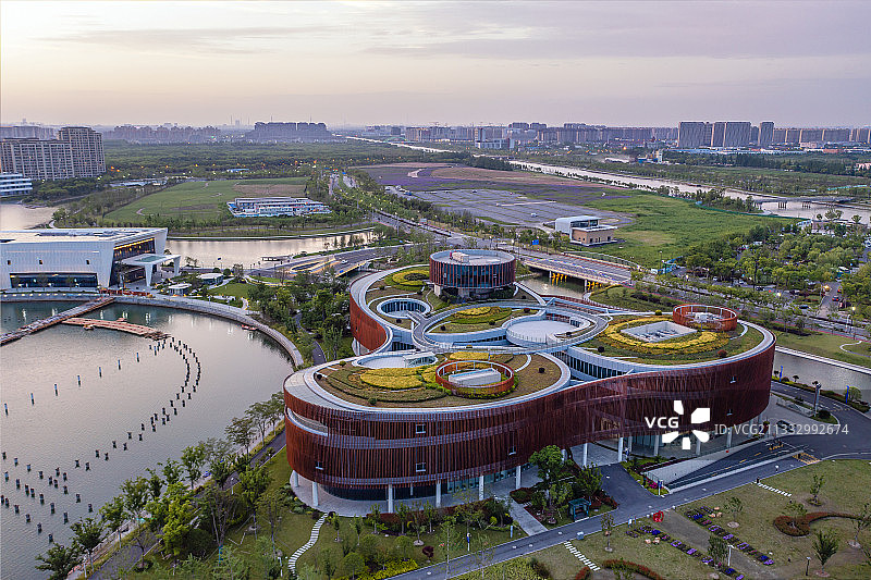 航拍上海之鱼万豪酒店奉贤博物馆晚霞图片素材