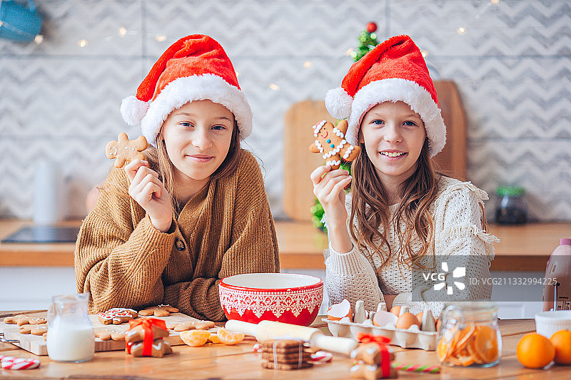 小女孩们在家准备圣诞姜饼图片素材