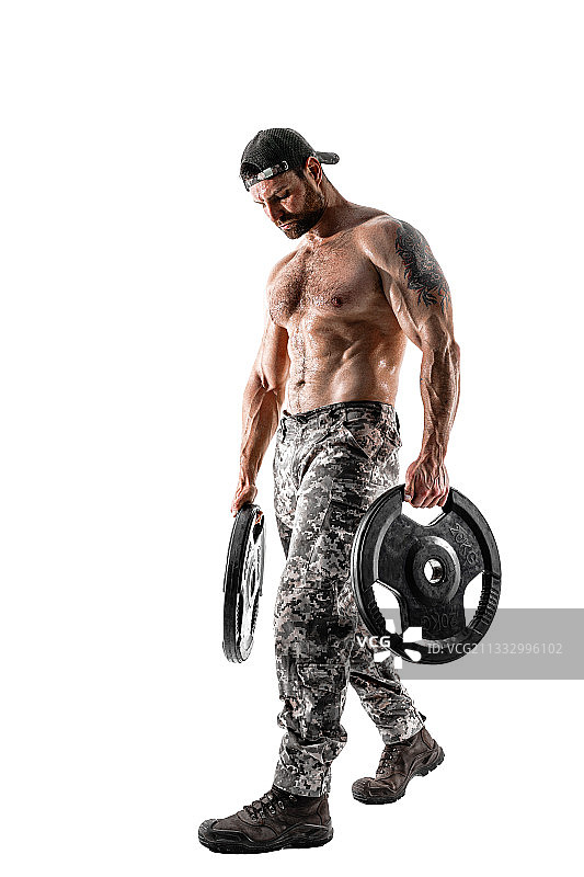 赤膊男子举着哑铃靠在白色背景上的肖像图片素材