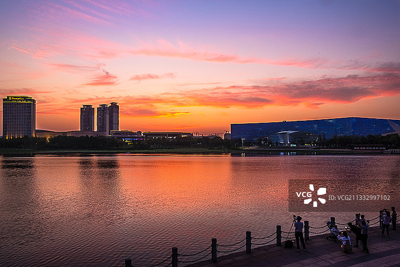 绚丽多变的扬州明月湖晚霞（中国扬州运河大剧院）图片素材