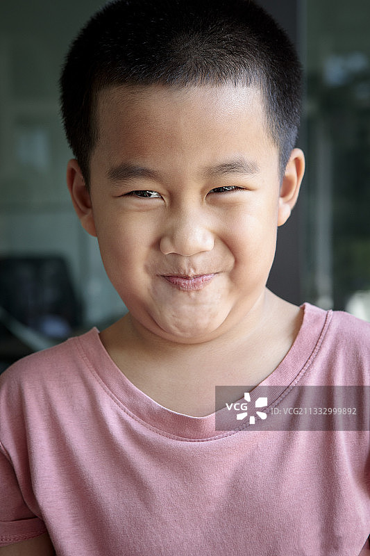 泰国，家中客厅里亚洲儿童的滑稽表情图片素材