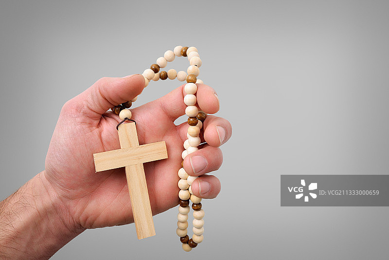 信徒手中的木制十字架图片素材