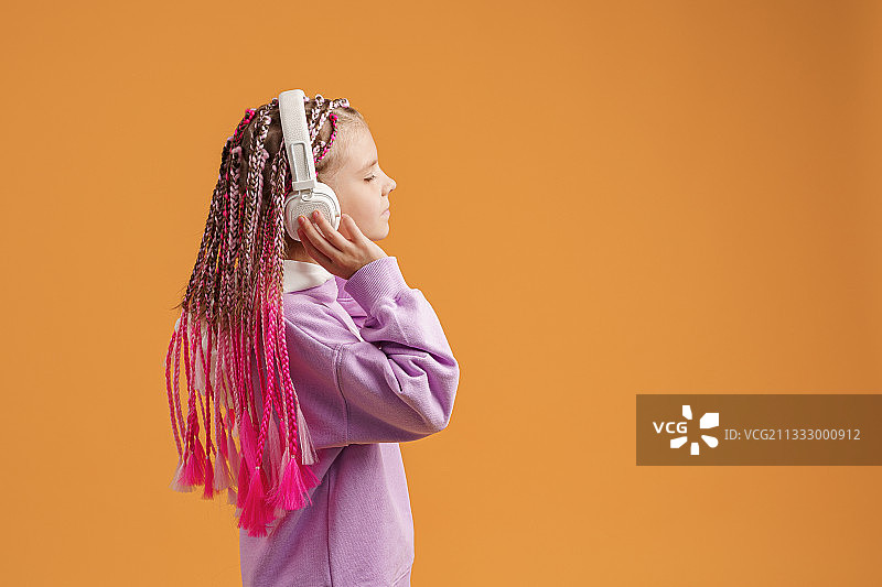 黄色背景下的辫子小女孩图片素材