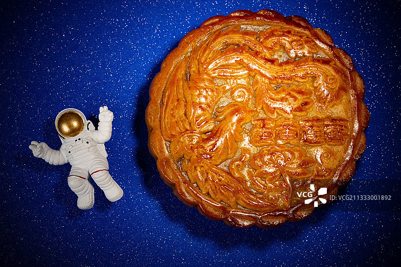 宇航员和模拟月亮的中秋月饼图片素材