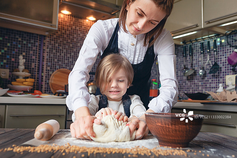 母女在家准备面团图片素材