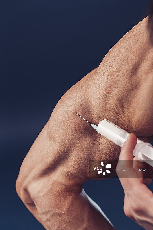 拿着注射器的健壮男人图片素材