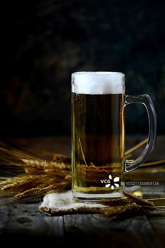 桌上的啤酒杯特写，意大利图片素材